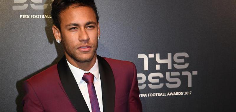 El delantero brasileño del París Saint-Germain Neymar, nominado a mejor jugador de la temporada posa a su llegada a los premios FIFA 'The Best' 2017.