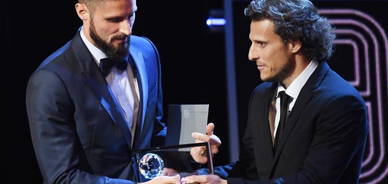 Forlan y Olivier Giroud