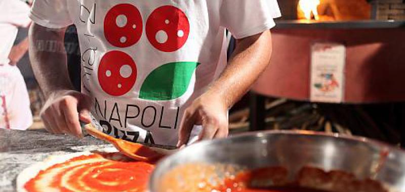 La tercera fase: cubrir con tomate triturado y los demás ingredientes, extendiendo en espiral y en sentido horario.