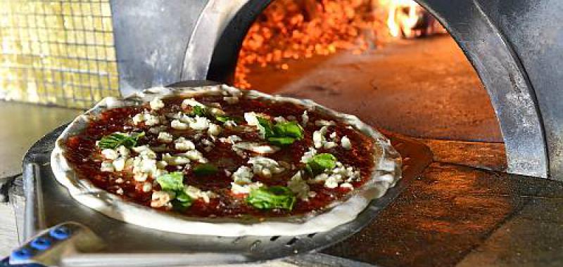 La cuarta fase: cocinar en un horno de leña giratorio.