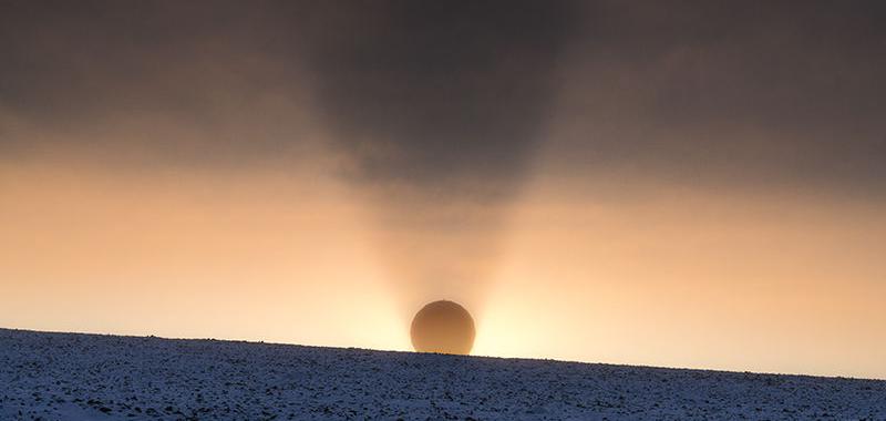 En la isla noruega de Svalbard, una antena descarga datos del Sistema de Satélite Polar Conjunto-1. La nave se lanzó en noviembre como el primero de un nuevo conjunto de satélites meteorológicos de EE. UU.