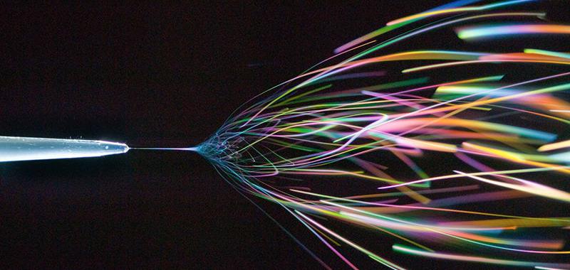  Esta pequeña exhibición de fuegos artificiales se realizó mediante 'electrospinning', en el que una carga eléctrica extrae fibras de un líquido
