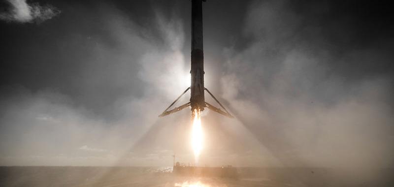 2017 ha sido un año muy fructífero para la compañía de Elon Musk, SpaceX. En la imagen uno de sus cohetes reshutilizables Falcon regresa al barco de lanzamiento en el Océano Pacífico tras poner en órbita un satélite.