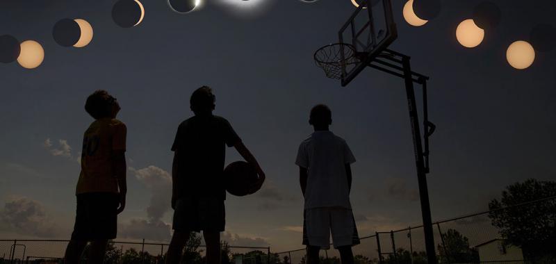 El espectacular eclipse total solar que sobrevoló los Estados Unidos dominó los titulares, ya que deleitó a los científicos y al público en agosto de 2017. 