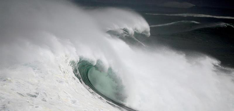 Grandes olas rompen en la costa de Lugo, cerca de Ribadeo.