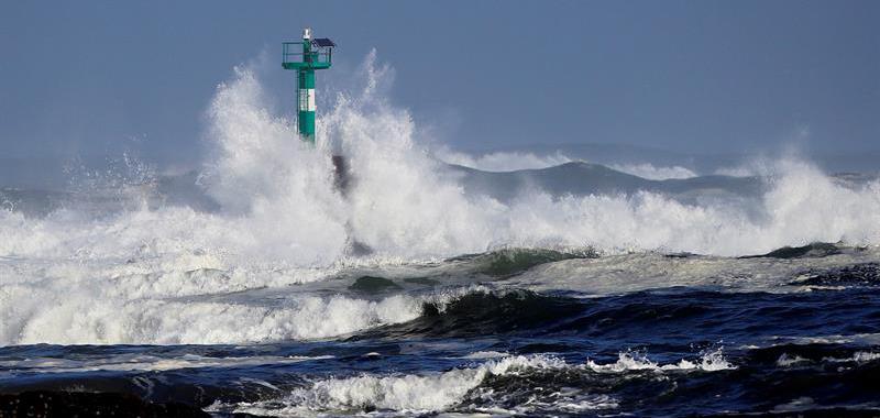 Las olas engullen el faro do Cargadeiro en la ría del Eo.