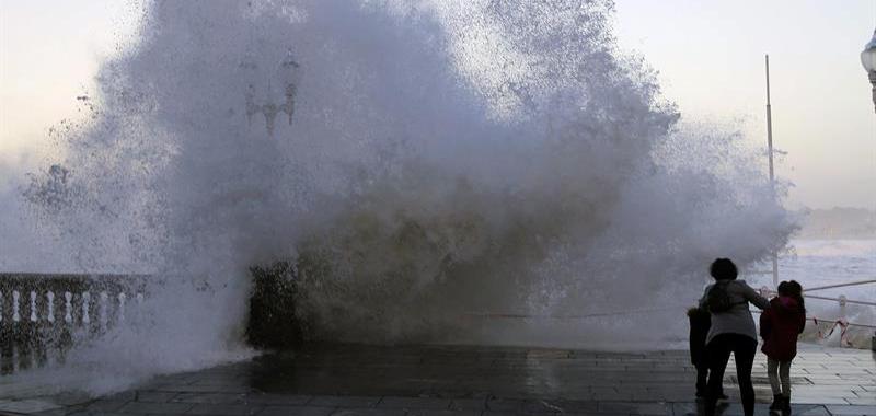Las olas de hasta 13 metros, rompen contra el Paseo de San Lorenzo, en Gijón.