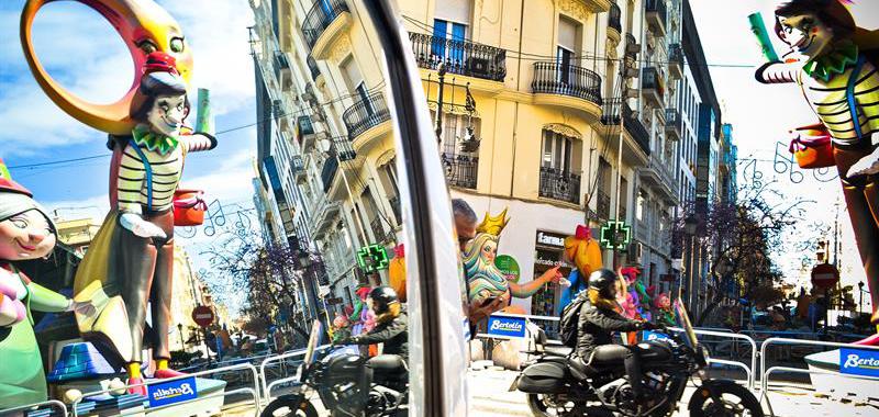 Operarios prosiguen las tareas de montaje de las mas de 700 fallas que arderán la noche del 19 de Marzo.