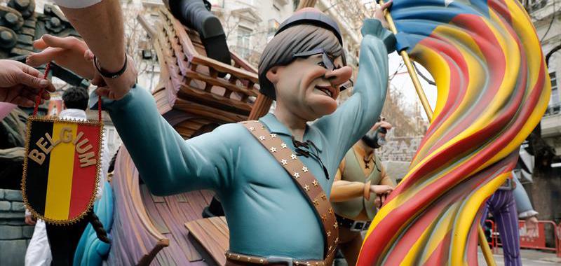 Un operario coloca una bandera de Bélgica al ninot del expresidente de la Generalitat de Cataluña, Carles Puigdemont.