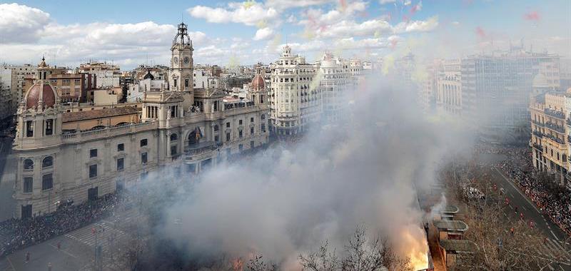 Vista del 'terremoto' final de la mascletá de hoy en la plaza del Ayuntamiento de Valencia.