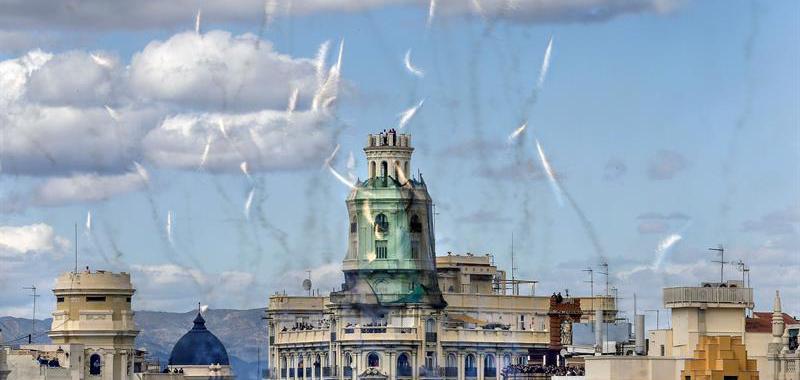 Vista del disparo de la mascletá en la plaza del Ayuntamiento Valencia, disparada por la pirotecnia Ricardo Caballer. 