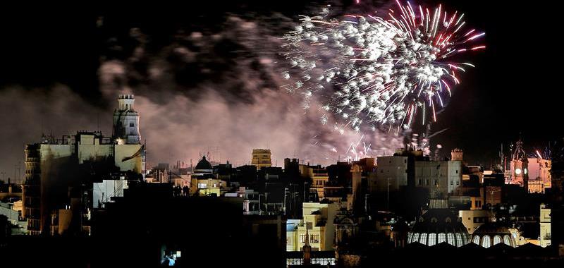Decenas de castillos se dispararon en l'Alba de les Falles que, por tercer año consecutivo, en la medianoche del 15 al 16 de marzo marca la plantá de las fallas grandes de València.