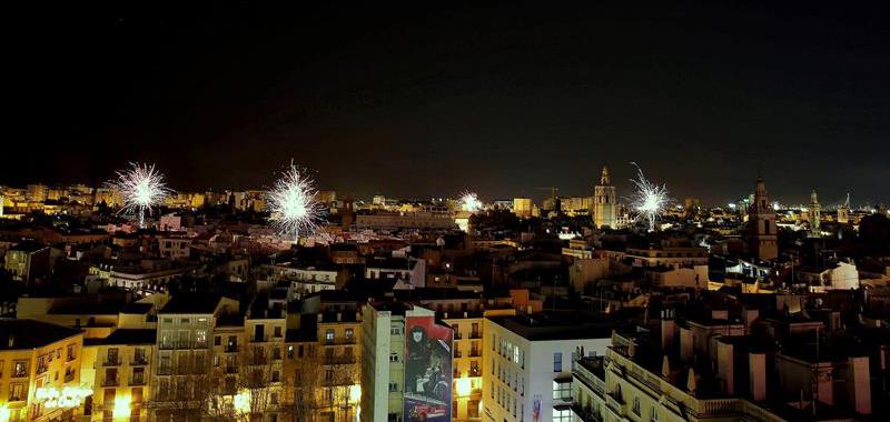 Decenas de castillos se dispararon en l'Alba de les Falles que, por tercer año consecutivo, en la medianoche del 15 al 16 de marzo marca la plantá de las fallas grandes de València.