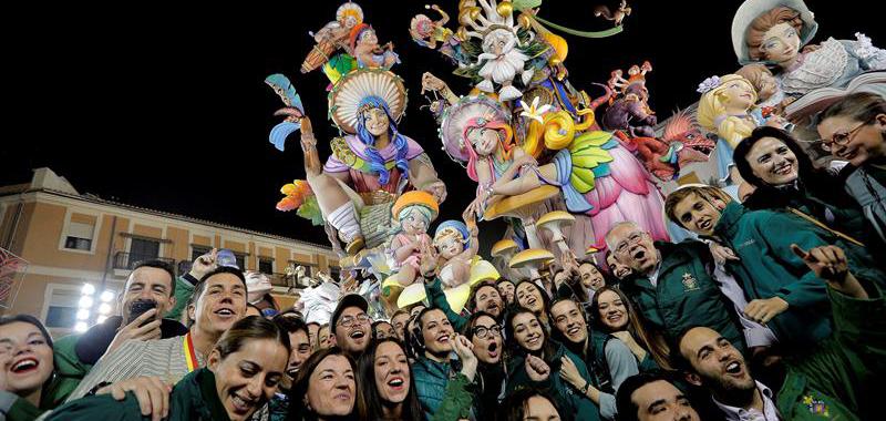 Los miembros de la comisión Convento Jerusalén-Matemático Marzal celebran el primer premio de la Sección Especial de las Fallas 2018.