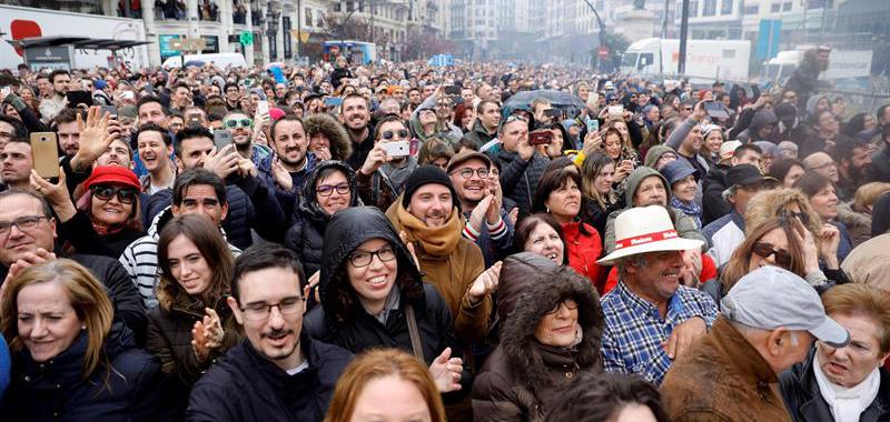Vista general de los asistentes a la Mascletá durante la mañana de hoy en la que la ciudad está inmersa en uno de los "días grandes" de la fiesta fallera.