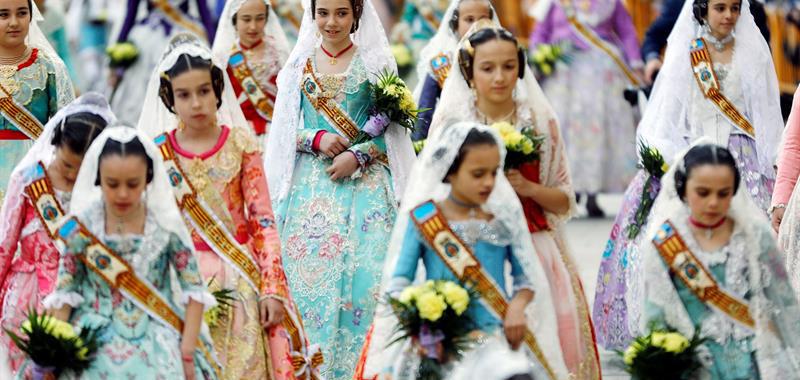Un grupo de falleras se dirige a la plaza de la Virgen en el primer día de la ofrenda a la Virgen de los Desamparados.
