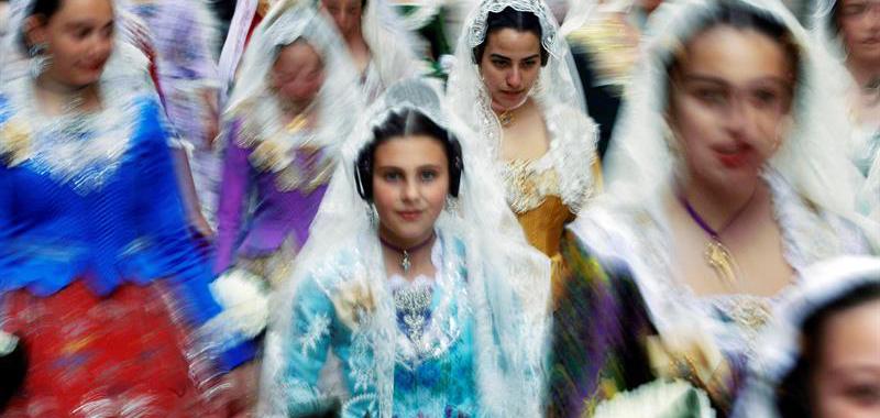 Un grupo de falleras se dirige a la plaza de la Virgen en el primer día de la ofrenda a la Virgen de los Desamparados.