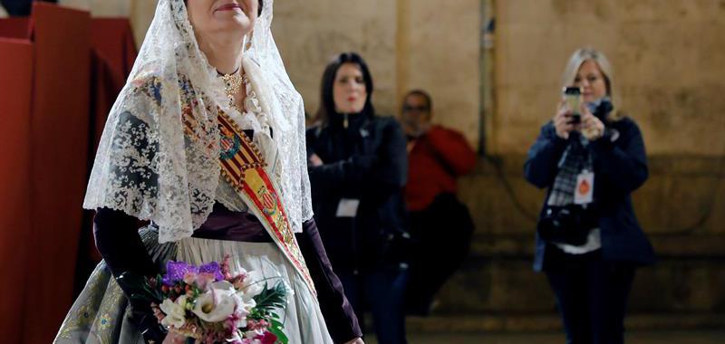  La vicepresidenta del Gobierno valenciano y fallera mayor de la comisión Ángel del Alcázar-José Maestre "El Cid" de Valencia, Mónica Oltra, en la Plaza de la Virgen donde ha depositado un ramo de flores a la Virgen de los Desamparados.