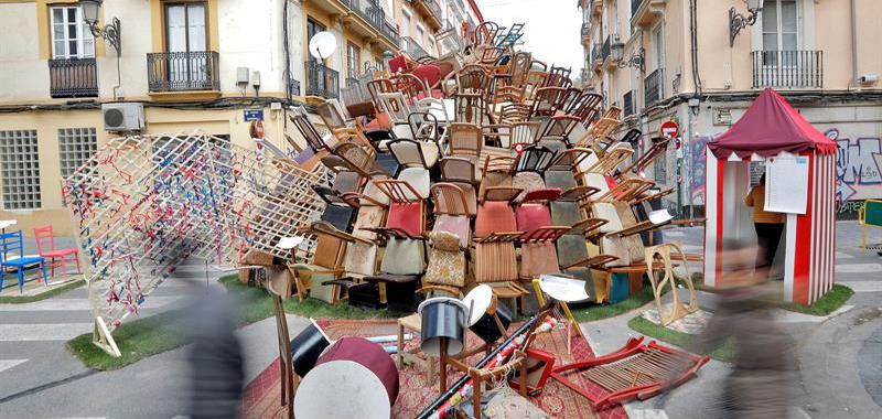 La Falla Borrull-Socors ha plantado un iglú con sillas abandonadas para criticar diferentes aspectos del arte y las desigualdades entre el hombre y la mujer.