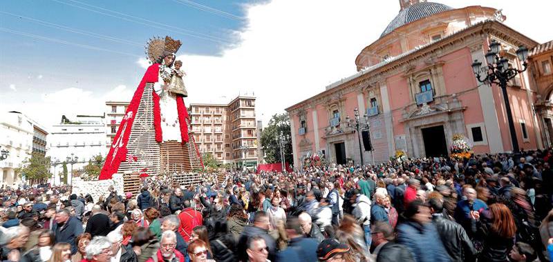 Miles de personas en la plaza de la Virgen de Valencia.