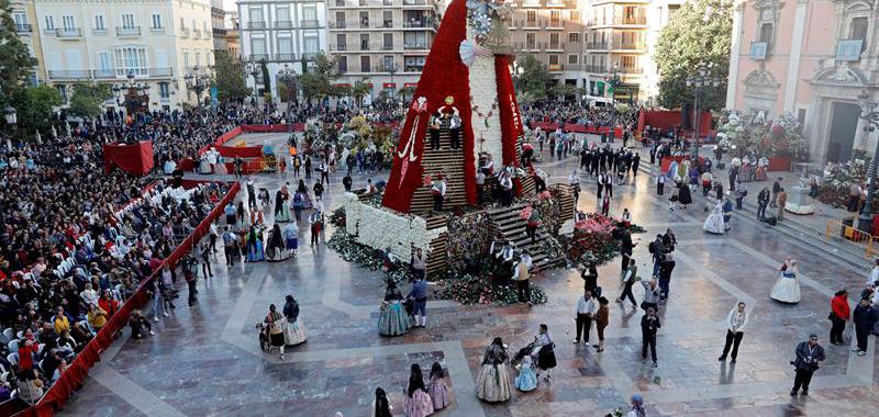 Vista general de la plaza de la Virgen durante el segundo día de la ofrenda.