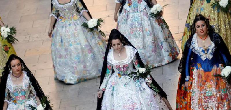 Un grupo de falleras desfila en el segundo día de la ofrenda a la Virgen de los Desamparados.