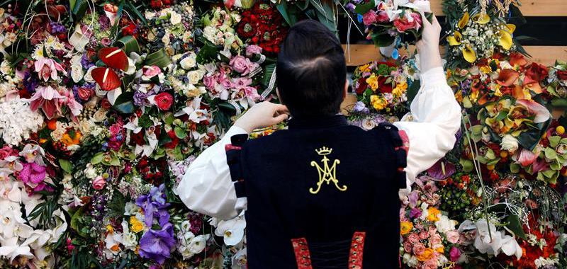 Un "Vestidor" trabaja en el segundo día de la ofrenda a la Virgen de los Desamparados.