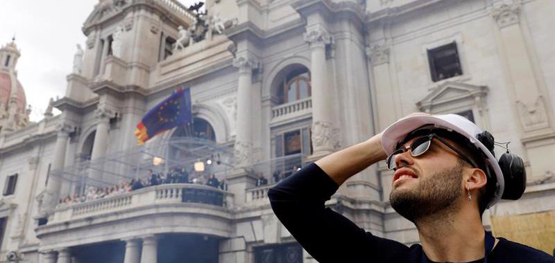 El diputado y portavoz parlamentario de Compromís, Fran Ferri, contempla el disparo de la última Máscleta.