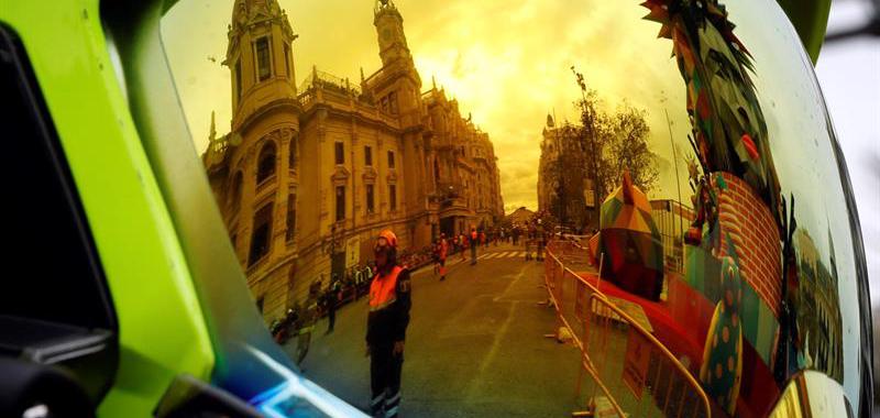 Un bombero contempla el disparo de la última Máscleta oficial de las Fallas 2018 disparada hoy en la plaza del Ayuntamiento. 