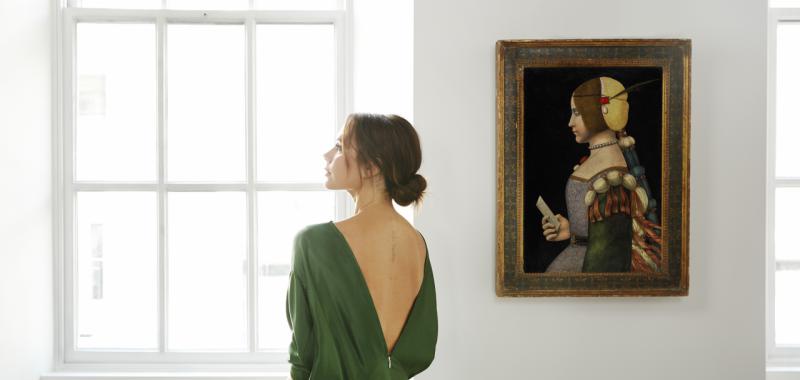 Victoria Beckham posa junto a un retrato del taller de Leonardo da Vinci