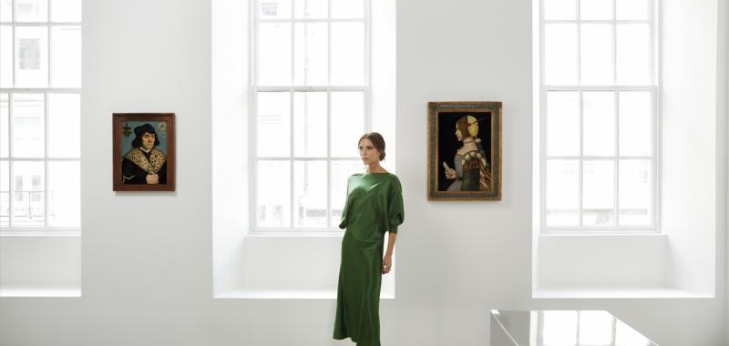 Victoria Beckham posa en su tienda junto a dos de los 16 retratos expuestos 