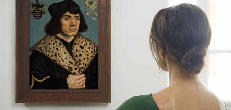 Victoria Beckham posa junto a un retrato de Lucas Cranach el Viejo
