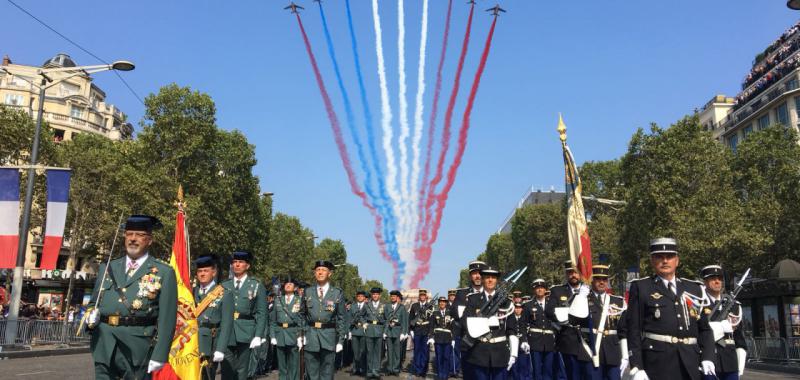 Desfile de la Guardia Civil en la fiesta nacional francesa
