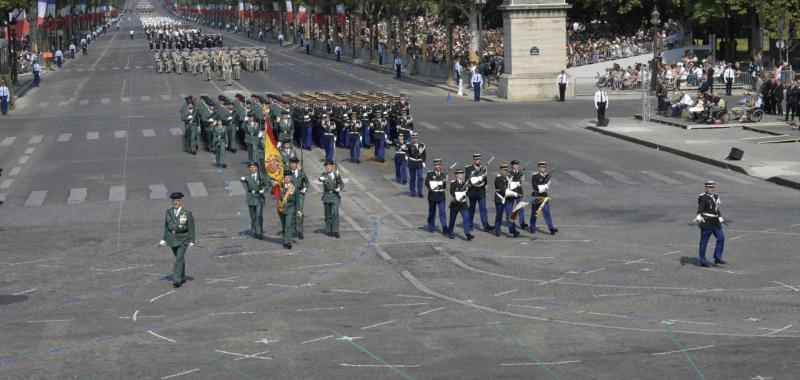 Desfile de la Guardia Civil en la fiesta nacional francesa