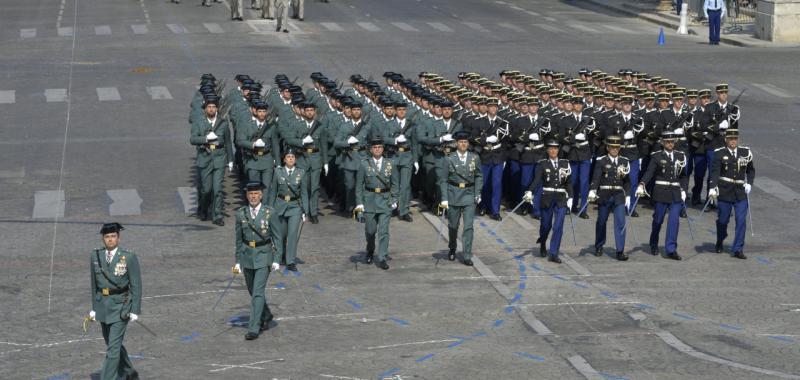 Desfile de la Guardia Civil en la fiesta nacional francesa