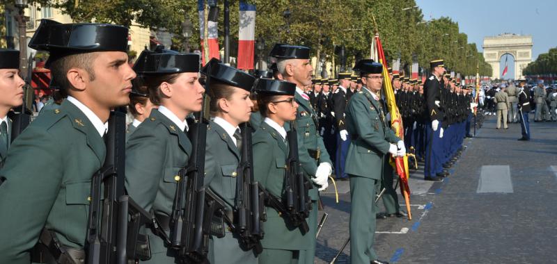 Desfile de la Guardia Civil en la fiesta nacional francesa
