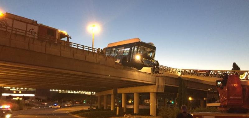 Un autobús de la EMT se queda colgado de un puente de la M-11