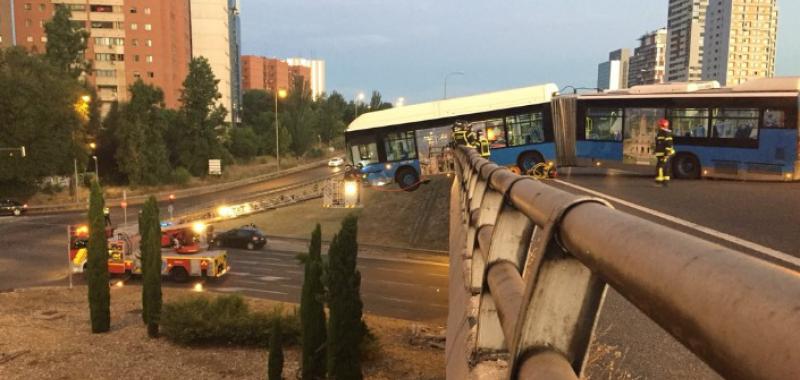 Un autobús de la EMT se queda colgado de un puente de la M-11