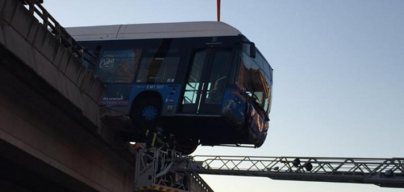 Un autobús de la EMT se queda colgado de un puente de la M-11