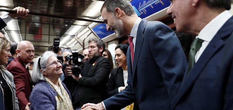 El Rey viaja en Metro por su centenario