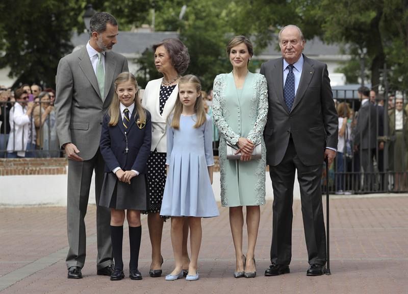 La infanta Sofía, junto a sus padres los Reyes Felipe y Letizia, su hermana, la Princesa Leonor, y sus abuelos, los reyes eméritos Juan Carlos y Sofía, a su llegada hoy a la parroquia de la Asunción de Nuestra Señora, en el barrio madrileño de Aravaca, do