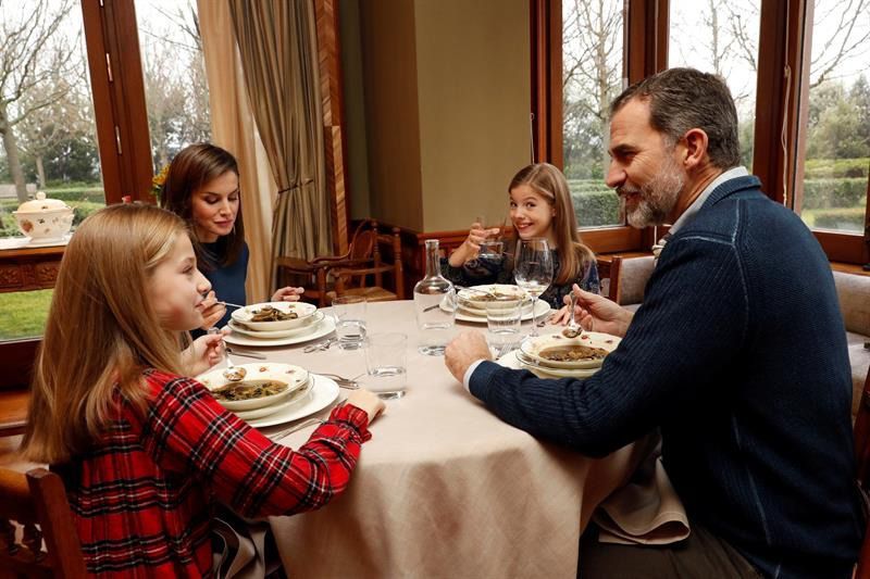 La celebración del 50 cumpleaños de Felipe VI el próximo martes, día 30, ha llevado a la Casa del Rey a distribuir imágenes de vídeo y fotografías inéditas de su actividad en el último año que incluyen escenas en familia con doña Letizia y sus hijas, Leon