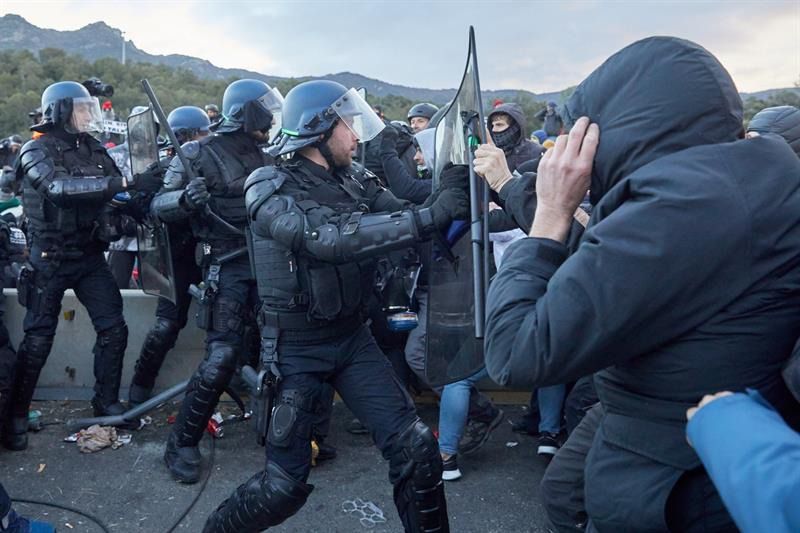 La Policía francesa desaloja a los manifestantes en La Jonquera