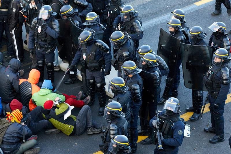 La Policía francesa desaloja a los manifestantes en La Jonquera