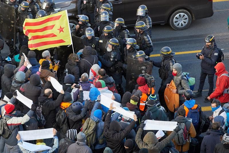 La Policía francesa desaloja a los manifestantes en La Jonquera