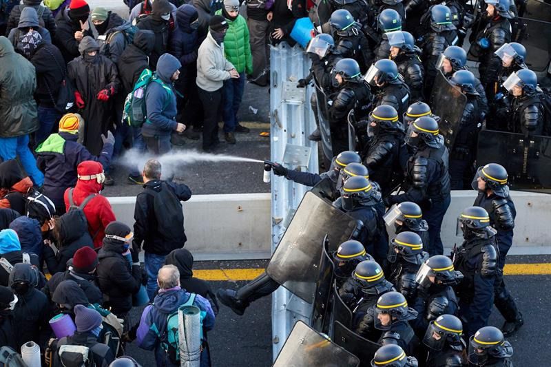La Policía francesa desaloja a los manifestantes en La Jonquera