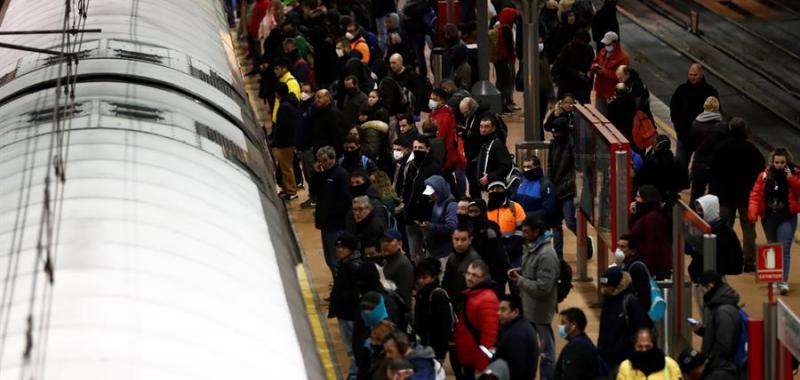 Aglomeraciones en Atocha en el tercer día de estado de alarma