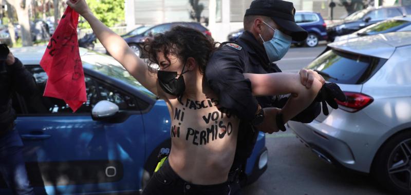 Unas activistas de FEMEN protestan delante del colegio San Agustín en Madrid, donde tiene previsto votar Rocío Monasterio, candidata de Vox