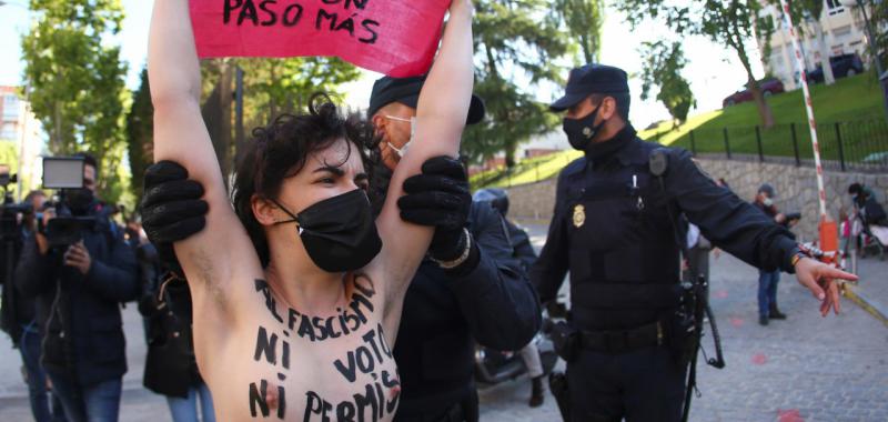 Unas activistas de FEMEN protestan delante del colegio San Agustín en Madrid, donde tiene previsto votar Rocío Monasterio, candidata de Vox