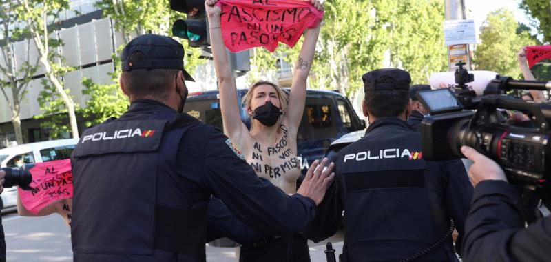 Unas activistas de FEMEN protestan delante del colegio San Agustín en Madrid, donde tiene previsto votar Rocío Monasterio, candidata de Vox
